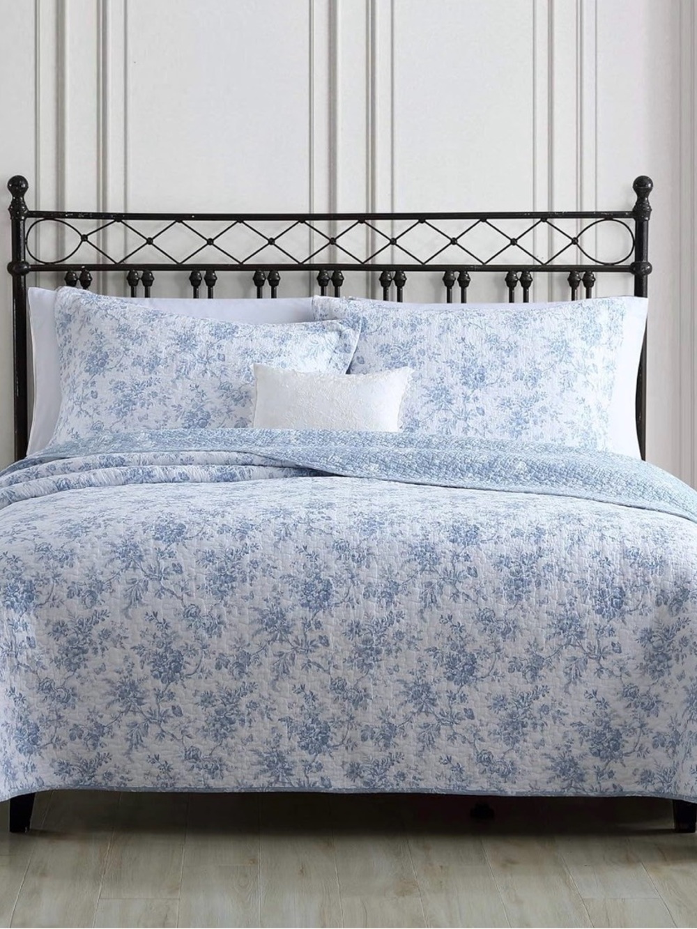 Laura Ashley - King Quilt Set, Soft & Reversible (Excellent Condition)